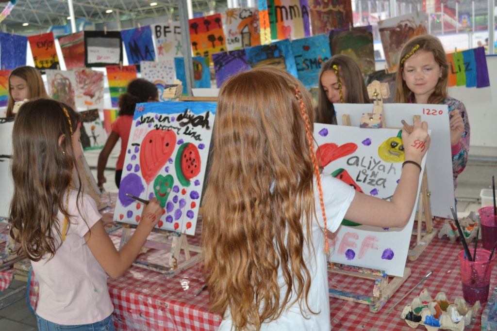 Kinderen schilderen schildersezel